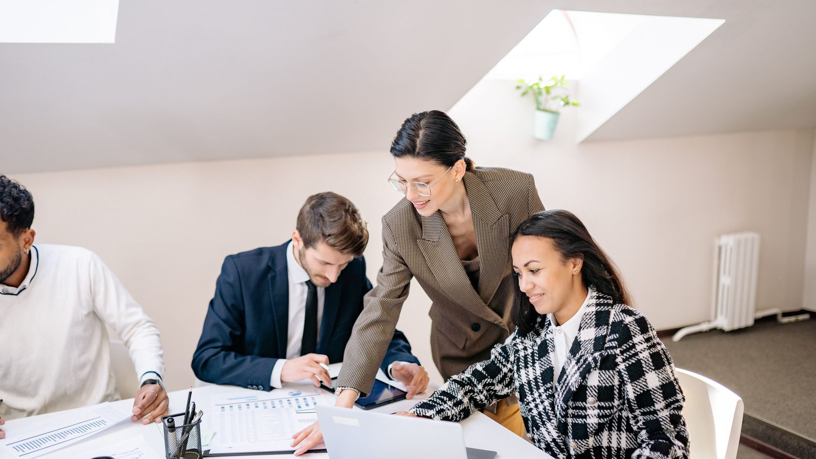 Equipo analizando informacion y tecnologia para construir una solucion empresarial