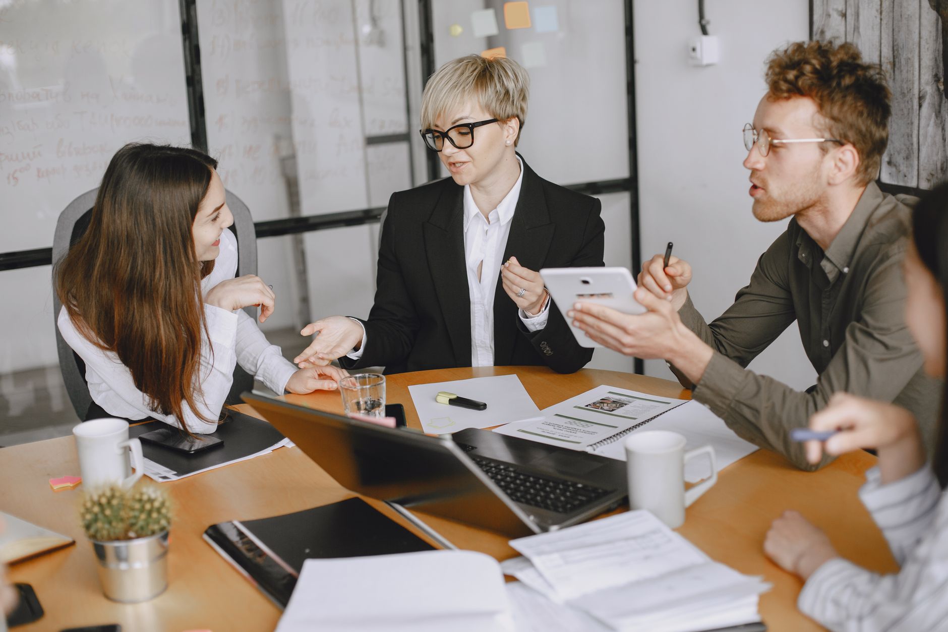 Profesionales en reunion de trabajo